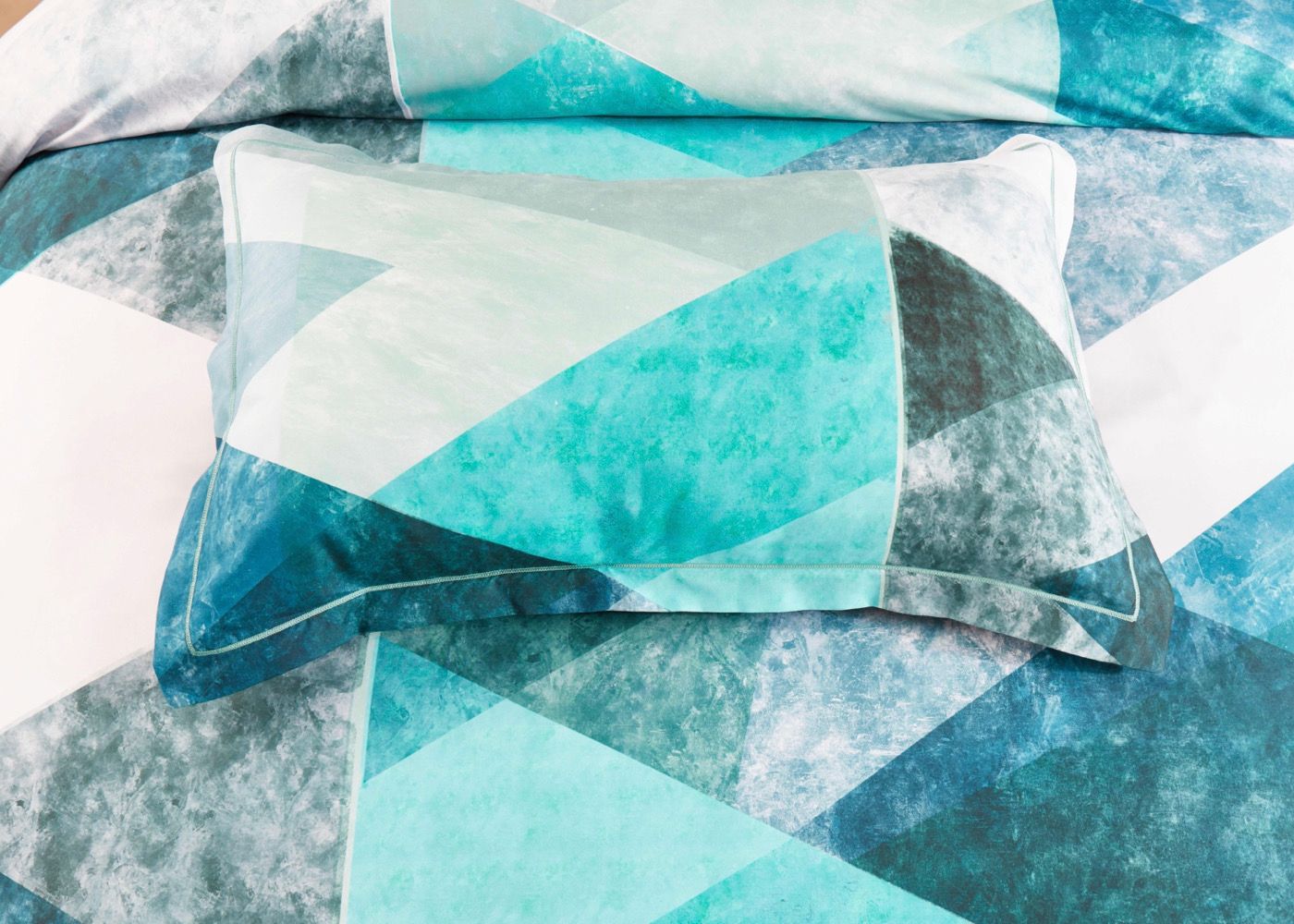 Takashi Quilt/Duvet Cover Set (Queen/King/Super King Size)